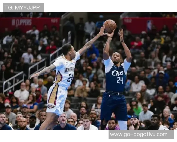 小吧观赛快船对阵鹈鹕主场赠送保罗快船10时期球衣给每位球迷