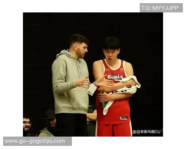 杨瀚森内线表现稳健对火箭两战正负值均为正数展现实力